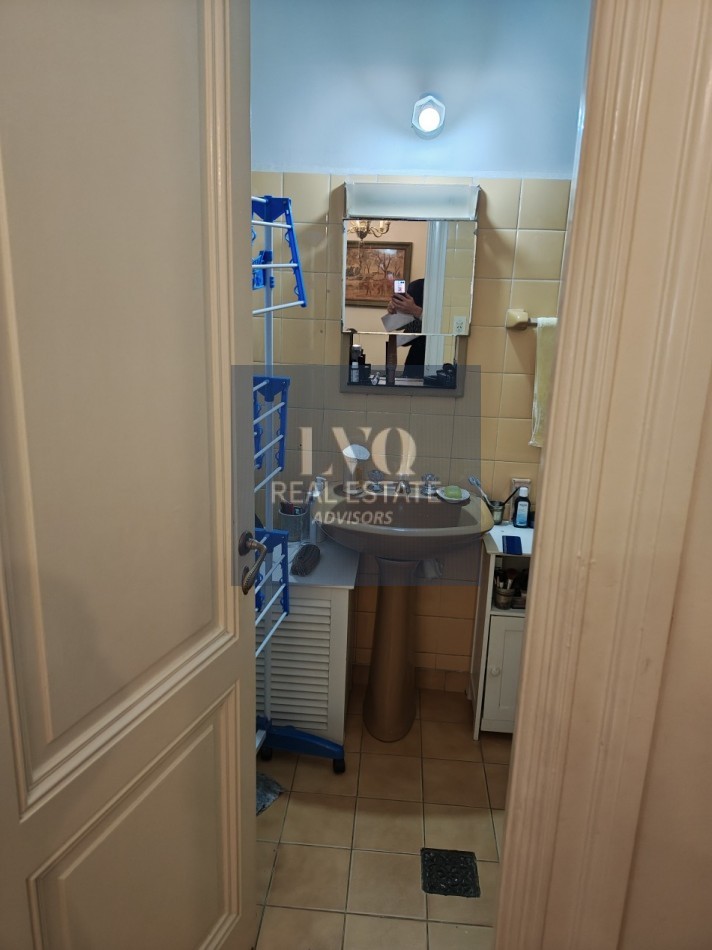 RECOLETA 2 Ambientes muy amplios 55m². RECICLADO - En Tradicional Edificio de gran categoria en Recoleta. Ventanales muy luminosos a Patio Interno: Dormitorio con ventanal + Living + Cocina con Cocina a GAS y Horno NUEVOS + Calefon + Baño completo con bañ