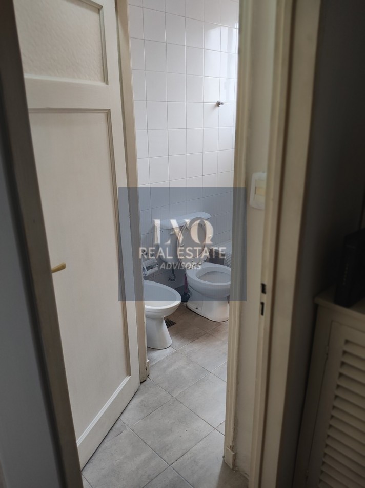 Plaza SAN MARTIN 2 ½ Ambientes con BALCON - MUY AMPLIOS - Superficie 43m² aprox.- Living + comedor muy amplio con balcon al frente muy Luminoso - Cocina integrada con espacio Heladera + Lavarropas bajo mesada. Habitacion muy amplia con ventanal externo mu
