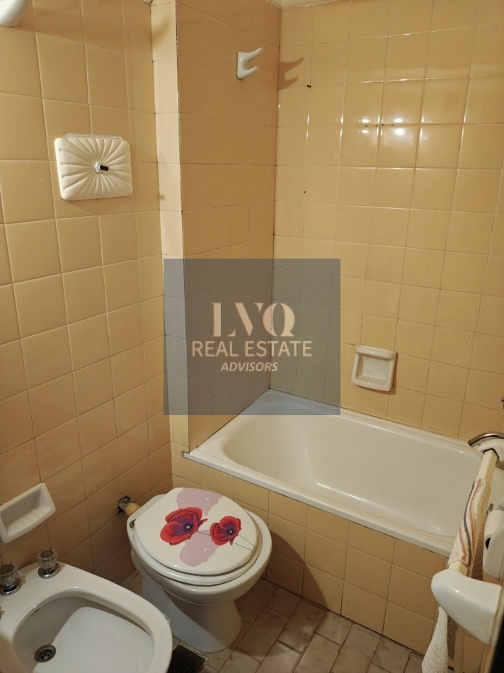 RECOLETA 1 Ambiente MUY AMPLIO + BALCON - Superficie 31m² aprox.- Cocina + Lavadero independiente suoer LUMINOSO. Con ventanales externos al frente sobre la calle Riobamba Ambiente Ppal. con acceso a Cocina con amplio espacio Heladera y Baño con ducha con