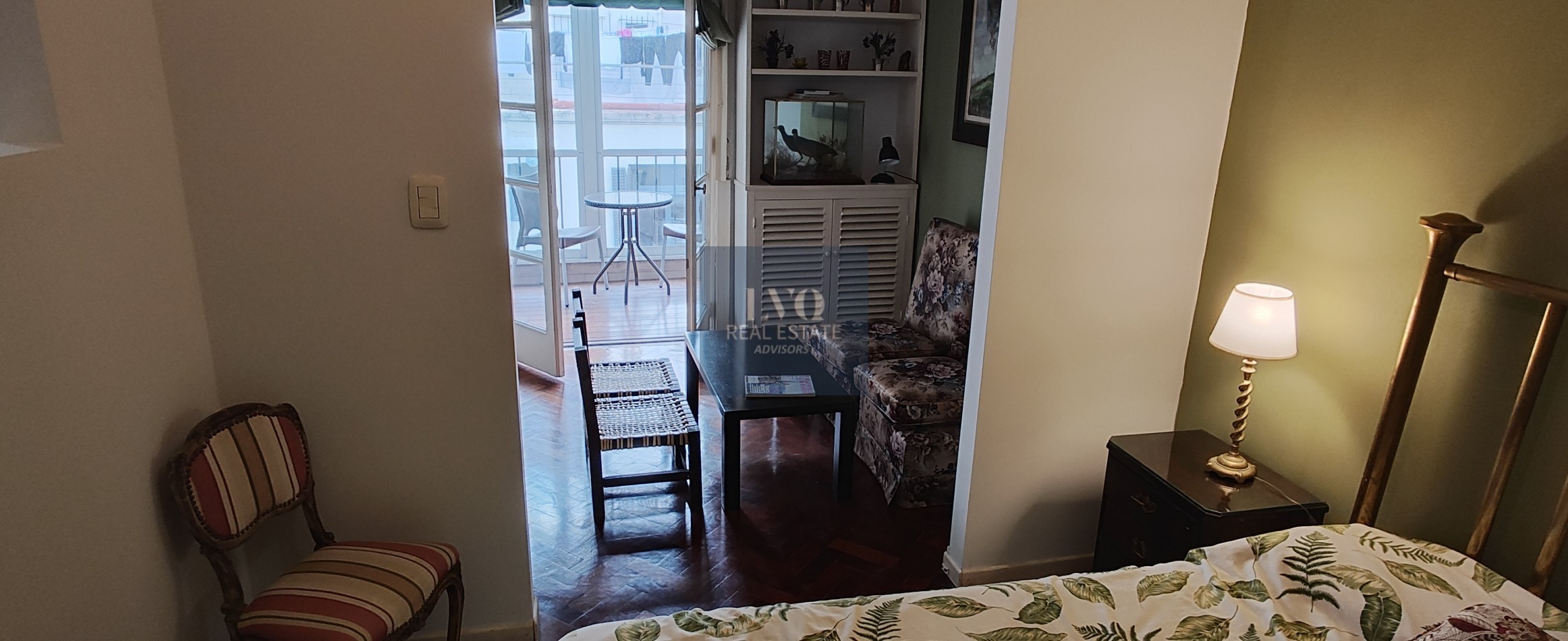 Plaza SAN MARTIN 2 ½ Ambientes con BALCON - MUY AMPLIOS - Superficie 43m² aprox.- Living + comedor muy amplio con balcon al frente muy Luminoso - Cocina integrada con espacio Heladera + Lavarropas bajo mesada. Habitacion muy amplia con ventanal externo mu