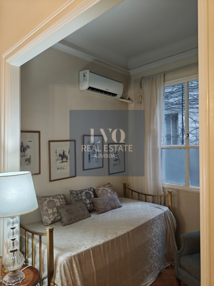 RECOLETA 2 Ambientes muy amplios 55m². RECICLADO - En Tradicional Edificio de gran categoria en Recoleta. Ventanales muy luminosos a Patio Interno: Dormitorio con ventanal + Living + Cocina con Cocina a GAS y Horno NUEVOS + Calefon + Baño completo con bañ