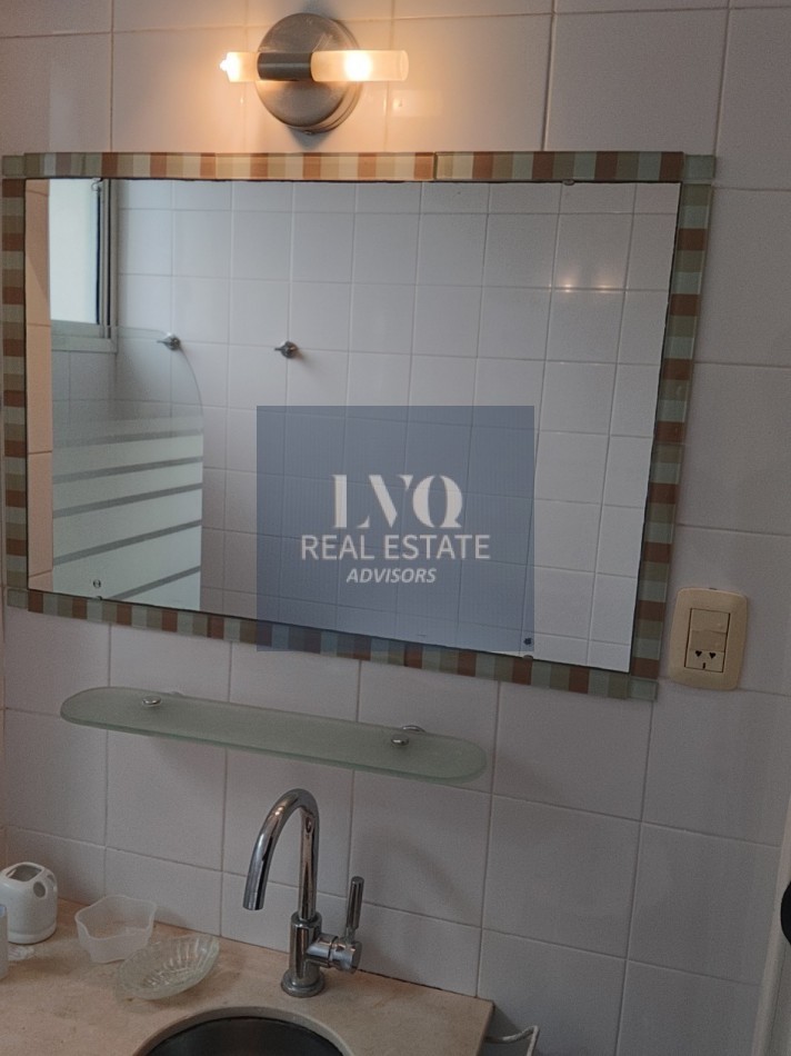 Plaza SAN MARTIN 2 ½ Ambientes con BALCON - MUY AMPLIOS - Superficie 43m² aprox.- Living + comedor muy amplio con balcon al frente muy Luminoso - Cocina integrada con espacio Heladera + Lavarropas bajo mesada. Habitacion muy amplia con ventanal externo mu
