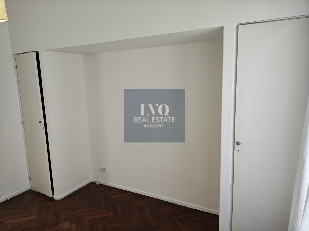 RECOLETA 2 Ambientes 38,88m²- TODO SOL - TODO LUZ - Living muy amplio, 1 Dormitorio muy comodo con placares de guardado. Baño completo con bañera + Cocina independiente con ventana al frente, DIVINO LIBRE DE GASTOS PARA EL VENDEDOR