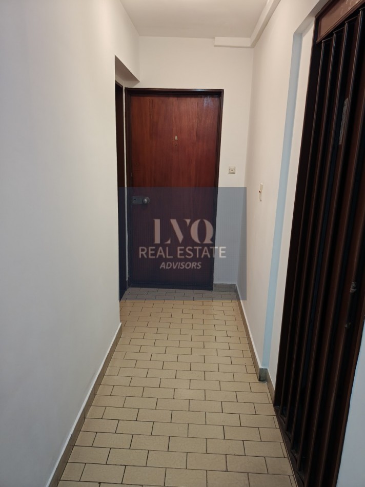 RECOLETA 1 Ambiente MUY AMPLIO + BALCON - Superficie 31m² aprox.- Cocina + Lavadero independiente suoer LUMINOSO. Con ventanales externos al frente sobre la calle Riobamba Ambiente Ppal. con acceso a Cocina con amplio espacio Heladera y Baño con ducha con