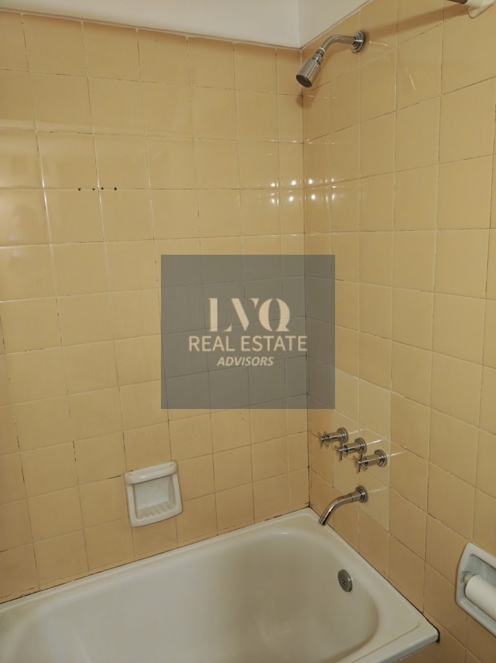 RECOLETA 1 Ambiente MUY AMPLIO + BALCON - Superficie 31m² aprox.- Cocina + Lavadero independiente suoer LUMINOSO. Con ventanales externos al frente sobre la calle Riobamba Ambiente Ppal. con acceso a Cocina con amplio espacio Heladera y Baño con ducha con