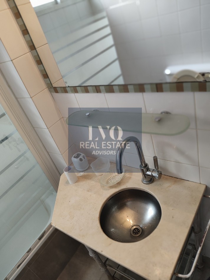 Plaza SAN MARTIN 2 ½ Ambientes con BALCON - MUY AMPLIOS - Superficie 43m² aprox.- Living + comedor muy amplio con balcon al frente muy Luminoso - Cocina integrada con espacio Heladera + Lavarropas bajo mesada. Habitacion muy amplia con ventanal externo mu