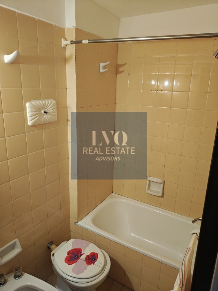 RECOLETA 1 Ambiente MUY AMPLIO + BALCON - Superficie 31m² aprox.- Cocina + Lavadero independiente suoer LUMINOSO. Con ventanales externos al frente sobre la calle Riobamba Ambiente Ppal. con acceso a Cocina con amplio espacio Heladera y Baño con ducha con