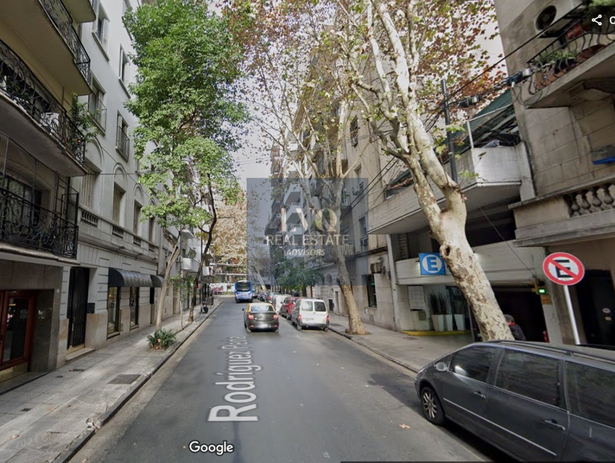 RECOLETA 2 Ambientes muy amplios 55m². RECICLADO - En Tradicional Edificio de gran categoria en Recoleta. Ventanales muy luminosos a Patio Interno: Dormitorio con ventanal + Living + Cocina con Cocina a GAS y Horno NUEVOS + Calefon + Baño completo con bañ