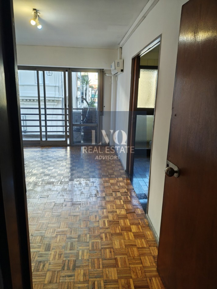 RECOLETA 1 Ambiente MUY AMPLIO + BALCON - Superficie 31m² aprox.- Cocina + Lavadero independiente suoer LUMINOSO. Con ventanales externos al frente sobre la calle Riobamba Ambiente Ppal. con acceso a Cocina con amplio espacio Heladera y Baño con ducha con