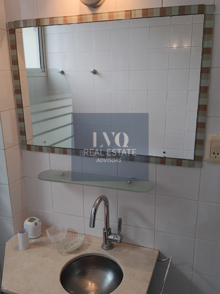Plaza SAN MARTIN 2 ½ Ambientes con BALCON - MUY AMPLIOS - Superficie 43m² aprox.- Living + comedor muy amplio con balcon al frente muy Luminoso - Cocina integrada con espacio Heladera + Lavarropas bajo mesada. Habitacion muy amplia con ventanal externo mu