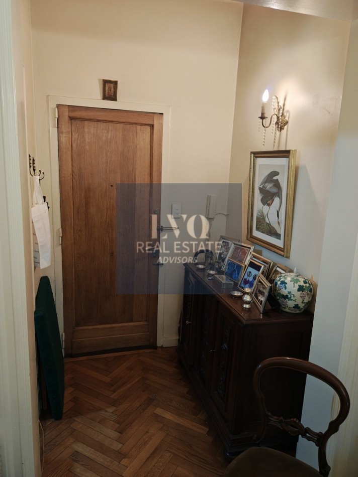 RECOLETA 2 Ambientes muy amplios 55m². RECICLADO - En Tradicional Edificio de gran categoria en Recoleta. Ventanales muy luminosos a Patio Interno: Dormitorio con ventanal + Living + Cocina con Cocina a GAS y Horno NUEVOS + Calefon + Baño completo con bañ