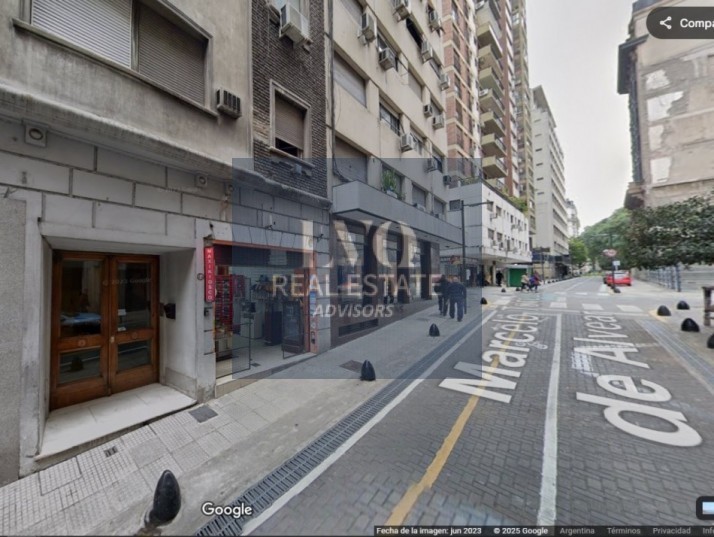 Plaza SAN MARTIN 2 ½ Ambientes con BALCON - MUY AMPLIOS - Superficie 43m² aprox.- Living + comedor muy amplio con balcon al frente muy Luminoso - Cocina integrada con espacio Heladera + Lavarropas bajo mesada. Habitacion muy amplia con ventanal externo mu