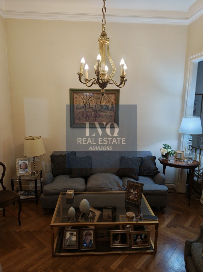 RECOLETA 2 Ambientes muy amplios 55m². RECICLADO - En Tradicional Edificio de gran categoria en Recoleta. Ventanales muy luminosos a Patio Interno: Dormitorio con ventanal + Living + Cocina con Cocina a GAS y Horno NUEVOS + Calefon + Baño completo con bañ