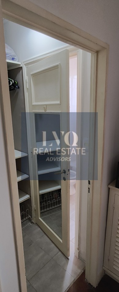 Plaza SAN MARTIN 2 ½ Ambientes con BALCON - MUY AMPLIOS - Superficie 43m² aprox.- Living + comedor muy amplio con balcon al frente muy Luminoso - Cocina integrada con espacio Heladera + Lavarropas bajo mesada. Habitacion muy amplia con ventanal externo mu