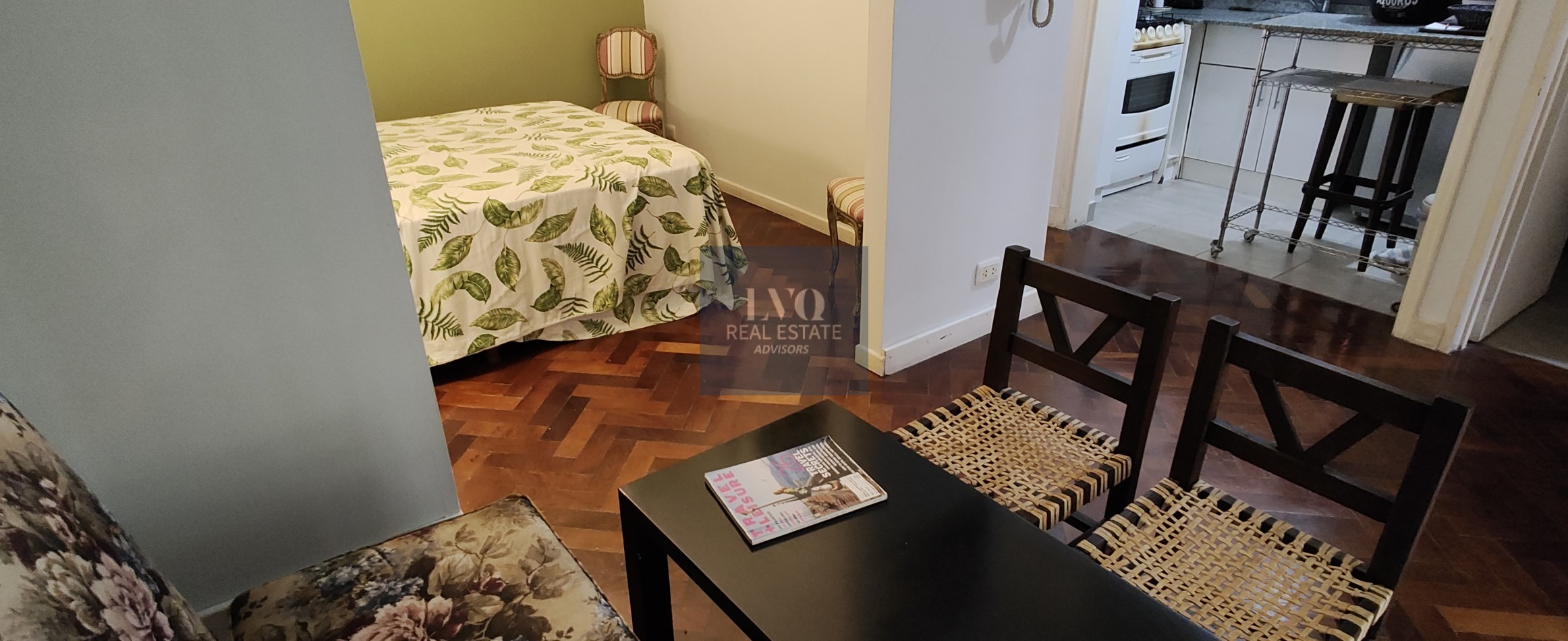 Plaza SAN MARTIN 2 ½ Ambientes con BALCON - MUY AMPLIOS - Superficie 43m² aprox.- Living + comedor muy amplio con balcon al frente muy Luminoso - Cocina integrada con espacio Heladera + Lavarropas bajo mesada. Habitacion muy amplia con ventanal externo mu