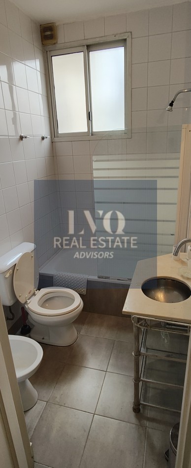 Plaza SAN MARTIN 2 ½ Ambientes con BALCON - MUY AMPLIOS - Superficie 43m² aprox.- Living + comedor muy amplio con balcon al frente muy Luminoso - Cocina integrada con espacio Heladera + Lavarropas bajo mesada. Habitacion muy amplia con ventanal externo mu