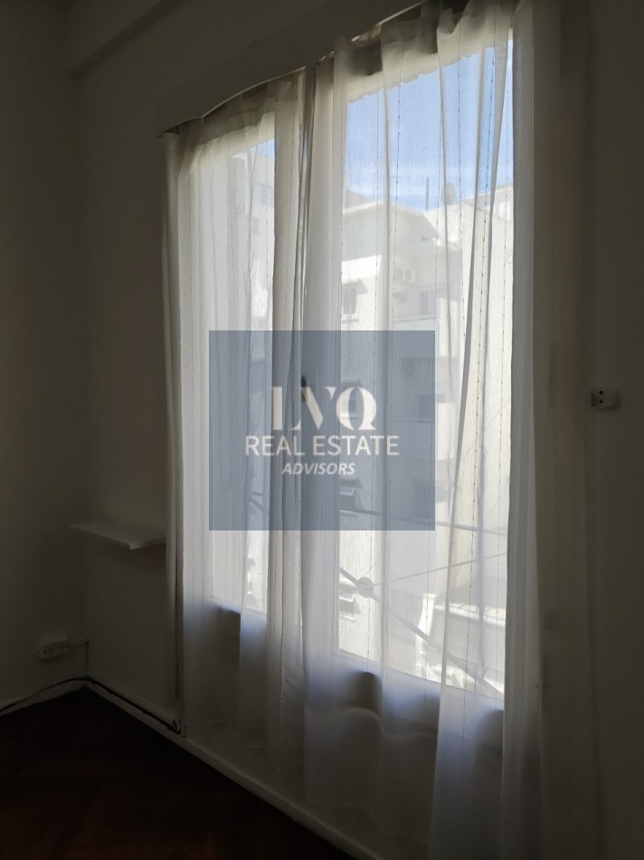 RECOLETA 2 Ambientes 38,88m²- TODO SOL - TODO LUZ - Living muy amplio, 1 Dormitorio muy comodo con placares de guardado. Baño completo con bañera + Cocina independiente con ventana al frente, DIVINO LIBRE DE GASTOS PARA EL VENDEDOR