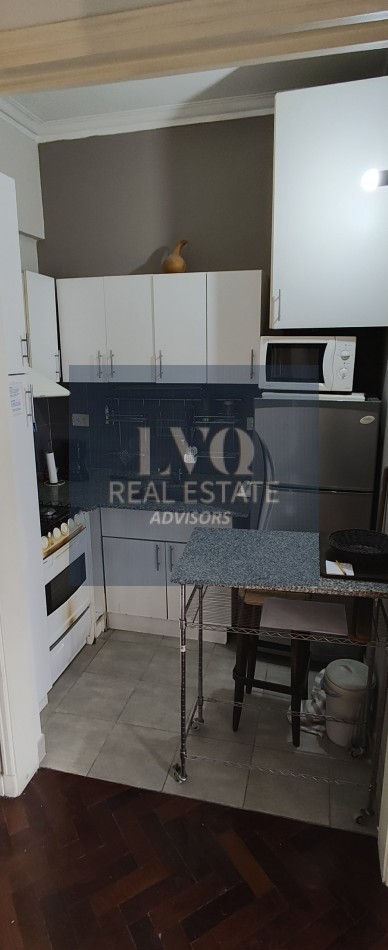 Plaza SAN MARTIN 2 ½ Ambientes con BALCON - MUY AMPLIOS - Superficie 43m² aprox.- Living + comedor muy amplio con balcon al frente muy Luminoso - Cocina integrada con espacio Heladera + Lavarropas bajo mesada. Habitacion muy amplia con ventanal externo mu