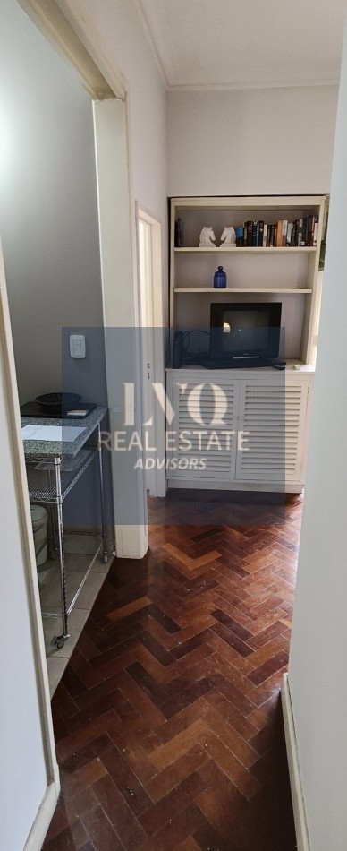 Plaza SAN MARTIN 2 ½ Ambientes con BALCON - MUY AMPLIOS - Superficie 43m² aprox.- Living + comedor muy amplio con balcon al frente muy Luminoso - Cocina integrada con espacio Heladera + Lavarropas bajo mesada. Habitacion muy amplia con ventanal externo mu