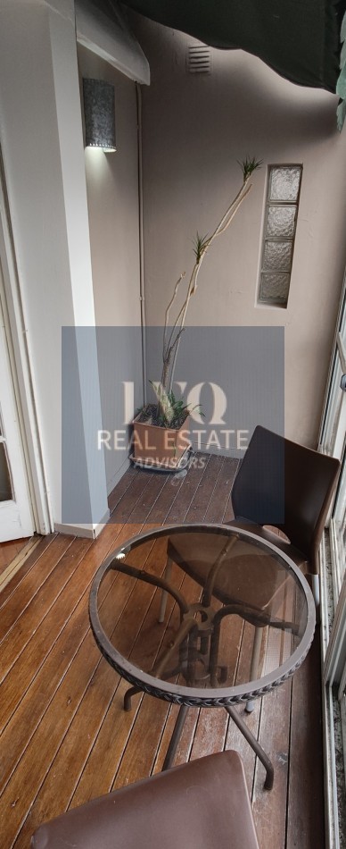 Plaza SAN MARTIN 2 ½ Ambientes con BALCON - MUY AMPLIOS - Superficie 43m² aprox.- Living + comedor muy amplio con balcon al frente muy Luminoso - Cocina integrada con espacio Heladera + Lavarropas bajo mesada. Habitacion muy amplia con ventanal externo mu