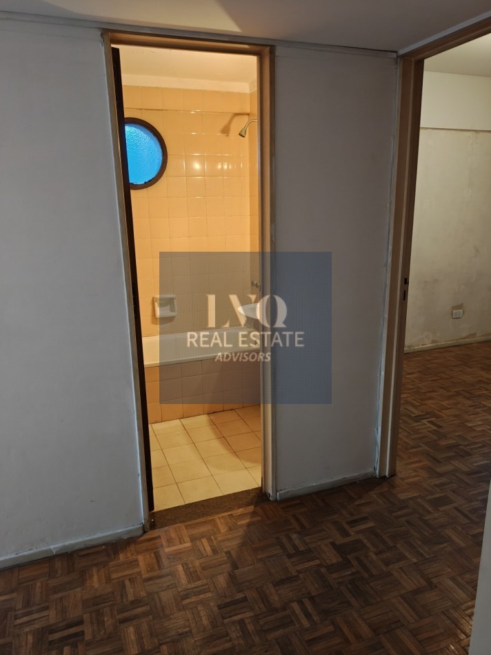 RECOLETA 2 Ambientes A Reciclar - Superficie 36m² aprox.- Cocina + Lavadero independiente Muy LUMINOSO. Con ventanales externos luminoso al contra frente sobre la calle Riobamba Habitacion Ppal. con Baño + Cocina con amplio espacio Heladera. Al limite con
