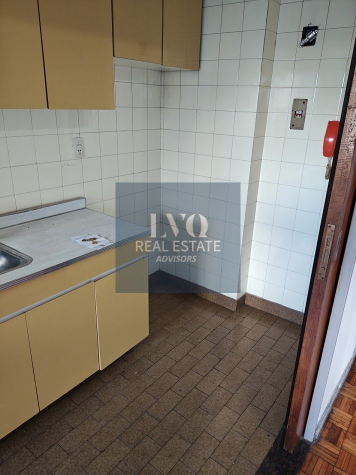 RECOLETA 1 Ambiente MUY AMPLIO + BALCON - Superficie 31m² aprox.- Cocina + Lavadero independiente suoer LUMINOSO. Con ventanales externos al frente sobre la calle Riobamba Ambiente Ppal. con acceso a Cocina con amplio espacio Heladera y Baño con ducha con