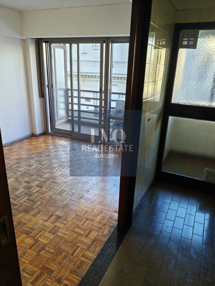 RECOLETA 1 Ambiente MUY AMPLIO + BALCON - Superficie 31m² aprox.- Cocina + Lavadero independiente suoer LUMINOSO. Con ventanales externos al frente sobre la calle Riobamba Ambiente Ppal. con acceso a Cocina con amplio espacio Heladera y Baño con ducha con