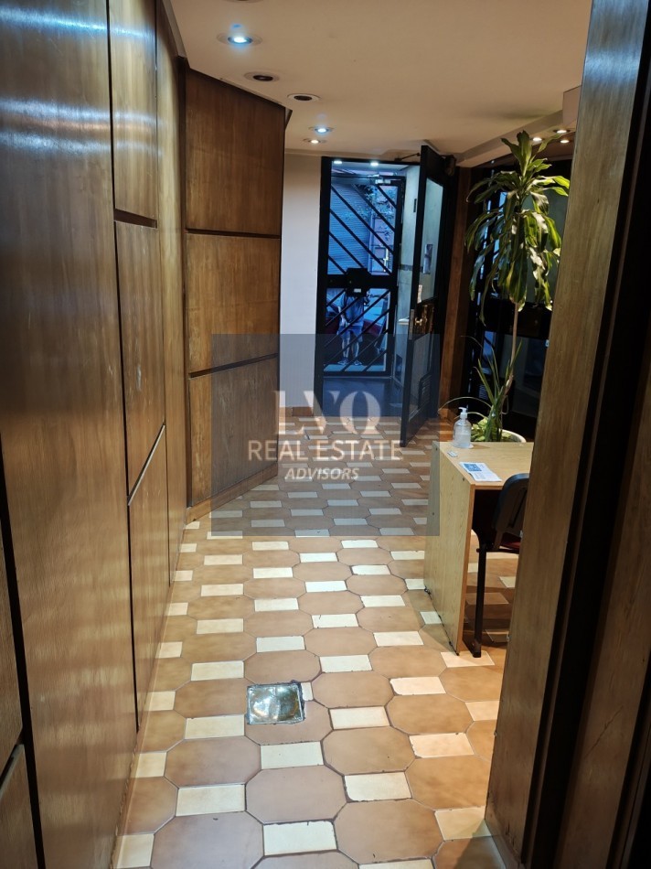 RECOLETA 1 Ambiente MUY AMPLIO + BALCON - Superficie 31m² aprox.- Cocina + Lavadero independiente suoer LUMINOSO. Con ventanales externos al frente sobre la calle Riobamba Ambiente Ppal. con acceso a Cocina con amplio espacio Heladera y Baño con ducha con