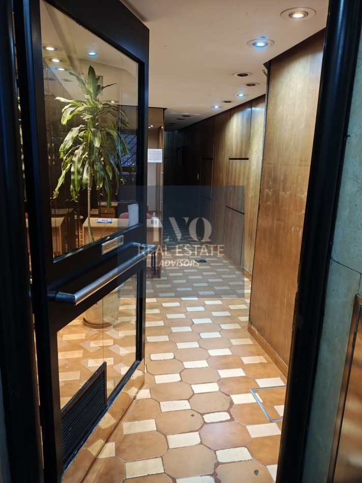 RECOLETA 1 Ambiente MUY AMPLIO + BALCON - Superficie 31m² aprox.- Cocina + Lavadero independiente suoer LUMINOSO. Con ventanales externos al frente sobre la calle Riobamba Ambiente Ppal. con acceso a Cocina con amplio espacio Heladera y Baño con ducha con